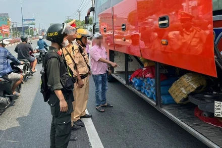 Tang vật được phát hiện trên ô-tô khách.