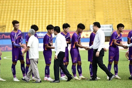 Các đại biểu động viên các cầu thủ và Tổ Trọng tài điều hành trong trận khai mạc.