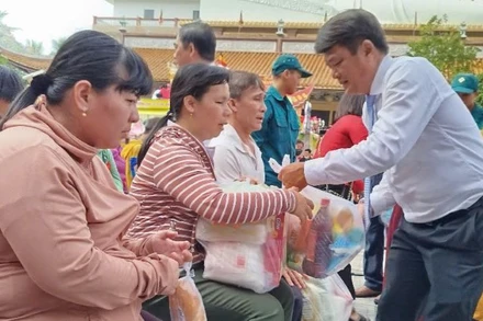 Trưởng Ban Tuyên giáo và Dân vận Tỉnh ủy Bình Dương Bùi Thanh Nhân trao hỗ trợ hàng hóa thiết yếu "Chợ 0 đồng" cho người khuyết tật. 