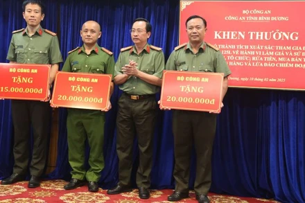 Lãnh đạo Công an tỉnh Bình Dương trao thưởng của Bộ trưởng Công an cho Ban Chuyên án.