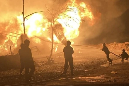 Cảnh sát Phòng cháy chữa cháy và Cứu nạn cứu hộ khống chế vụ cháy tại bãi chứa pallet gỗ ngoài trời.