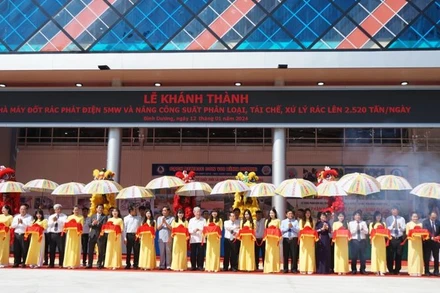 Các đại biểu thực hiện nghi thức khánh thành Nhà máy đốt rác phát điện và nâng công suất phân loại, tái chế, xử lý rác.