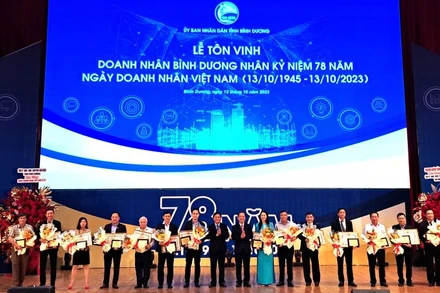 Trao tặng Bằng khen của Chủ tịch Ủy ban nhân dân tỉnh Bình Dương cho doanh nghiệp có thành tích trong hoạt động sản xuất kinh doanh năm 2023. 