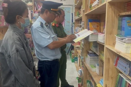 Lực lượng phối hợp tiến hành kiểm tra, xử lý và ngăn ngừa sách giả trên thị trường tỉnh Bình Dương. (Ảnh: Cục Quản lý thị trường tỉnh Bình Dương)