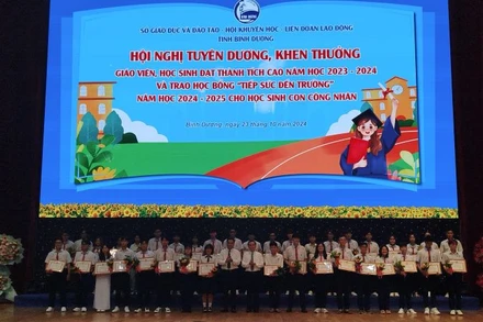 Biểu dương và khen thưởng học sinh tiêu biểu xuất sắc của tỉnh.