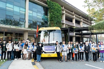Chuyến xe 0 đồng chuẩn bị xuất phát đưa sinh viên Trường đại học quốc tế Miền Đông về quê đón Tết.