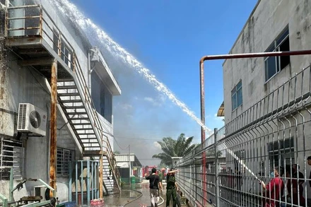 Hiện trường khu vực nhà xưởng xảy ra vụ cháy. 