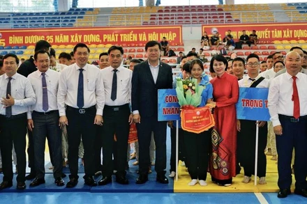 Các đại biểu chụp hình lưu niệm với các đoàn tham dự giải.