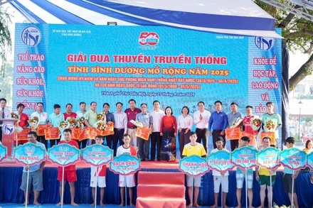 Ban tổ chức và các đại biểu trao tặng cờ cho các đội tham dự giải đua thuyền. 