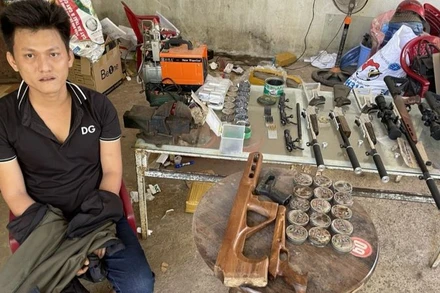 Đối tượng Nguyễn Trung Hiếu và tang vật.