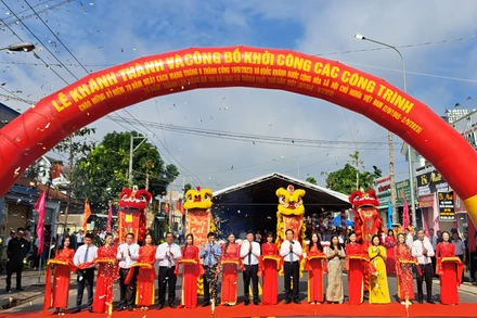 Các đại biểu thực hiện nghi thức lễ khánh thành và khởi công.