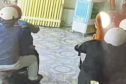 Camera ghi lại hình ảnh các đối tượng nghi cướp tiệm vàng.