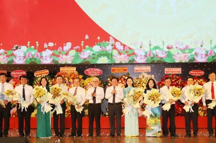 Lãnh đạo tỉnh Bình Dương trao tặng hoa chúc mừng các cơ quan chuyên trách tham mưu, giúp việc của Tỉnh ủy và đại diện các Ban Đảng Trung ương.