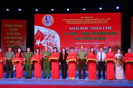 Các đại biểu thực hiện nghi thức khai mạc triển lãm.