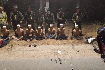 Nhóm thiếu niên mang theo nhiều hung khí đi giải quyết mâu thuẫn bị phát hiện.