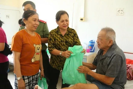 Hội Cựu Công an nhân dân tỉnh Bình Dương trao tặng quà cho bệnh nhân.