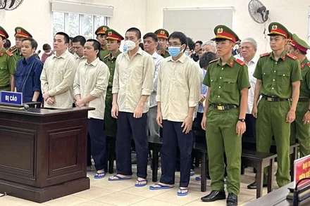 Các bị cáo tại tòa nghe tuyên án.