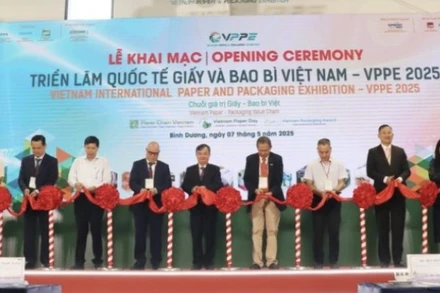 Các đại biểu thực hiện nghi thức khai mạc triển lãm.