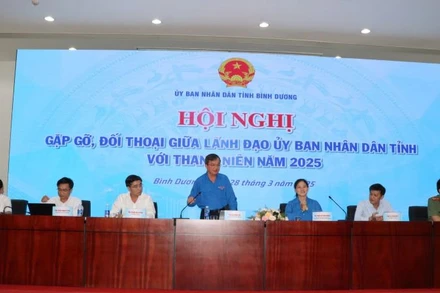 Lãnh đạo Ủy ban nhân dân tỉnh Bình Dương và các đại biểu tại hội nghị.