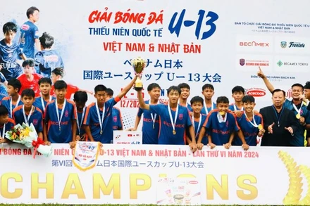 Ông Furudate Seiki, Phó Tổng Lãnh sự Nhật Bản tại Thành phố Hồ Chí Minh và ông Nguyễn Văn Hùng, Chủ tịch Hội đồng quản trị Tổng công ty Becamex IDC trao Cúp vô địch cho đội U13 Becamex Bình Dương.