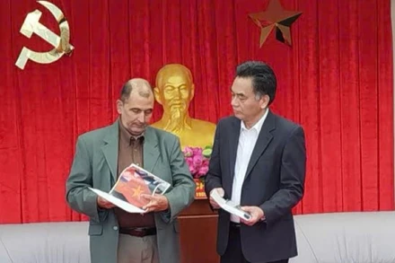 Đồng chí Oscar Alberto Sánchez Serra, Phó Tổng Biên tập Báo Granma trao tặng ấn phẩm của báo có bài viết tuyên truyền về Việt Nam cho đồng chí Nguyễn Lộc Hà, Phó Chủ tịch Ủy ban nhân dân tỉnh Bình Dương.