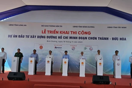 Các đại biểu thực hiện nghi thức khởi công.