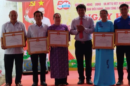 Trao tặng Bằng khen của Tỉnh ủy cho tập thể, cá nhân xuất sắc trong thực hiện "Ngày thứ 7 văn minh" tại ngày hội. 