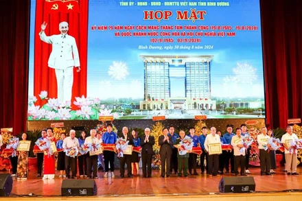 Trao tặng Huy hiệu Đảng cho các đồng chí nguyên lãnh đạo tỉnh Bình Dương qua các thời kỳ. 