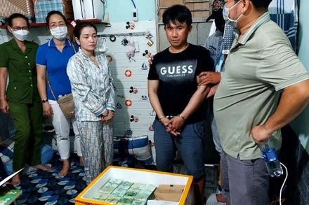 Các đối tượng bị bắt giữ cùng ma túy tang vật. 