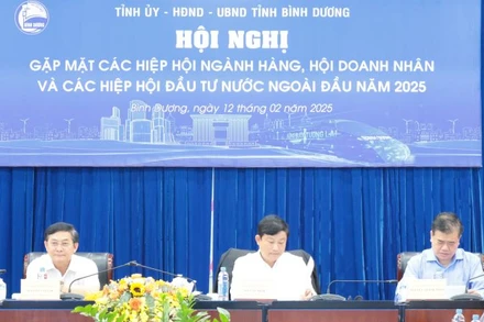 Lãnh đạo tỉnh Bình Dương chủ trì hội nghị. 