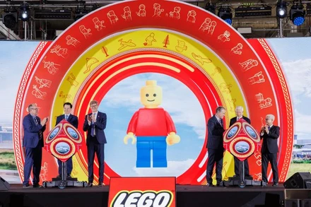 Nguyên Chủ tịch nước Nguyễn Minh Triết, Phó Thủ tướng Chính phủ Mai Văn Chính và các đại biểu thực hiện nghi thức khánh thành nhà máy. 