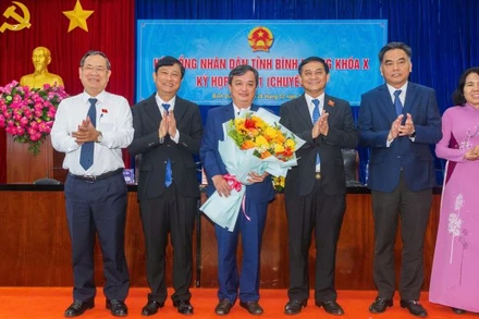 Lãnh đạo tỉnh Bình Dương trao tặng hoa và chúc mừng đồng chí Bùi Minh Trí được bầu giữ chức Phó Chủ tịch Ủy ban nhân dân tỉnh Bình Dương. 