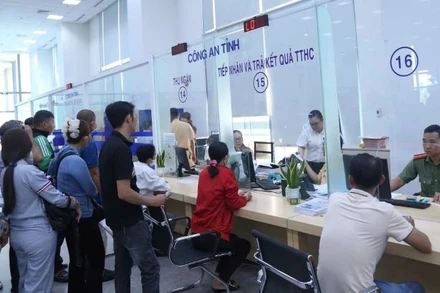 Người dân làm thủ tục cấp Phiếu lý lịch tư pháp tại Trung tâm phục vụ hành chính công tỉnh Bình Dương.