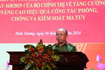 Đại tá Trần Văn Chính, Phó Giám đốc Công an tỉnh Bình Dương phát biểu ý kiến tại hội nghị. 