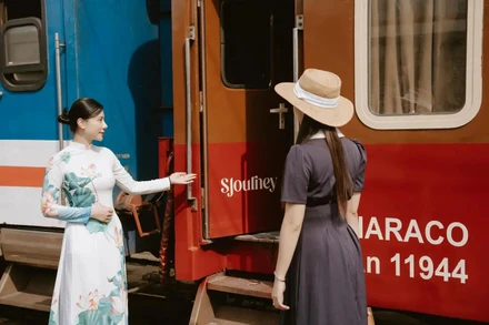 Khách trải nghiệm tour cao cấp bằng tàu hỏa. Ảnh: Sjourney