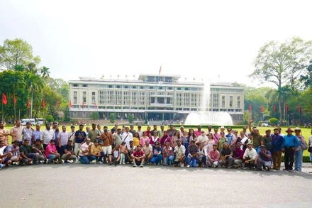 Khách du lịch quốc tế tham quan Dinh Độc Lập.