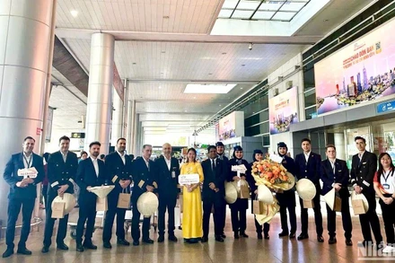 Những du khách trên chuyến bay Charter đầu tiên từ Iran đến Việt Nam tại sân bay Tân Sơn Nhất.