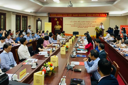 Buổi ra mắt bộ sách thu hút đông đảo đại biểu tham dự.