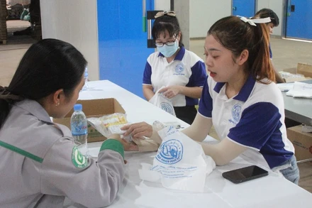 Người lao động được tư vấn và phát thuốc miễn phí tại chương trình.