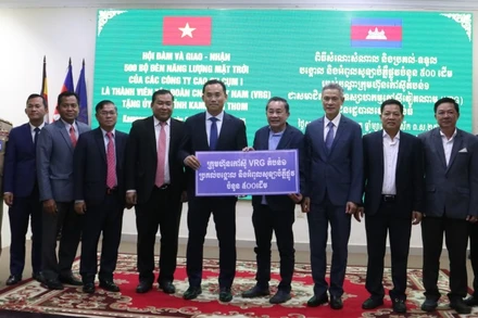 Lãnh đạo tỉnh Kampong Thom tiếp nhận tượng trưng 500 cây trụ điện năng lượng mặt trời do Tập đoàn Công nghiệp Cao su Việt Nam trao tặng.
