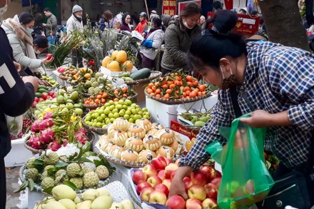 Các quầy hoa quả tấp nập khách chọn mua.
