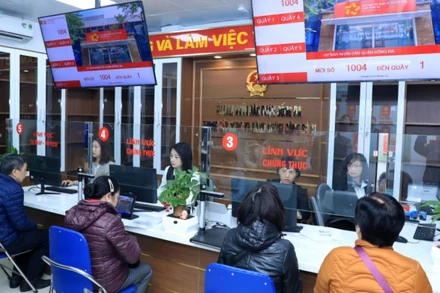 Người dân thực hiện thủ tục hành chính tại Trung tâm Phục vụ hành chính công số 1.