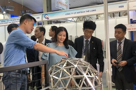 Lãnh đạo Sở Công thương Hà Nội tham quan các sản phẩm công nghiệp giới thiệu tại Hội chợ. 