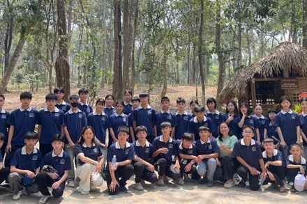 Trường Trung học cơ sở Vĩnh Lộc, huyện Chiêm Hóa, tỉnh Tuyên Quang ghé thăm Khu di tích Quốc gia đặc biệt Tân Trào trong kỳ nghỉ lễ 30/4-1/5. 