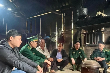 Bộ đội Biên phòng và người có uy tín tới tận nhà người dân để tuyên truyền. (Ảnh: TRANG NHUNG)