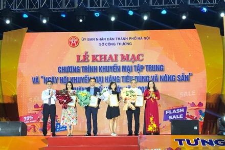 Tặng hoa cho các nhà tài trợ chính của Chương trình Khuyến mại tập trung thành phố Hà Nội năm 2023.