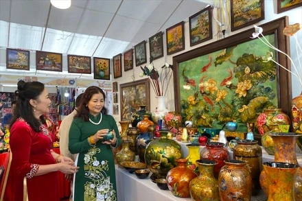 Gian hàng trưng bày hàng sơn mài tại hội chợ Hàng công nghiệp nông thôn Thủ đô năm 2023.