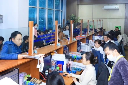 Người dân đến thực hiện thủ tục hành chính tại Văn phòng Đăng ký đất đai Hà Nội.