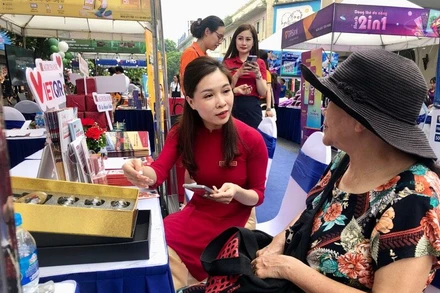 Các ngân hàng hướng dẫn người dân cách thanh toán không dùng tiền mặt.