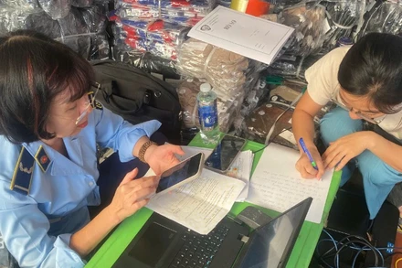 Lực lượng chức năng làm việc với chủ cơ sở kinh doanh hàng giả, hàng vi phạm sở hữu trí tuệ.